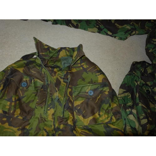 391 - A LARGE COLLECTION OF MILITARY/SHOOTING/FISHING CAMOUFLAGE UNIFORMS TO INCLUDE U.S. ARMY WITH DELTA ... 