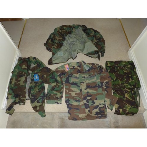 391 - A LARGE COLLECTION OF MILITARY/SHOOTING/FISHING CAMOUFLAGE UNIFORMS TO INCLUDE U.S. ARMY WITH DELTA ... 