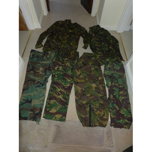 392 - A LARGE COLLECTION OF MILITARY/SHOOTING/FISHING CABOUFLAGE UNIFORMS AND A KIT BAG