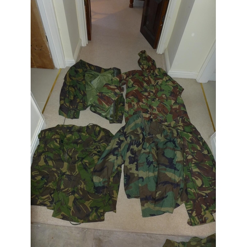 392 - A LARGE COLLECTION OF MILITARY/SHOOTING/FISHING CABOUFLAGE UNIFORMS AND A KIT BAG