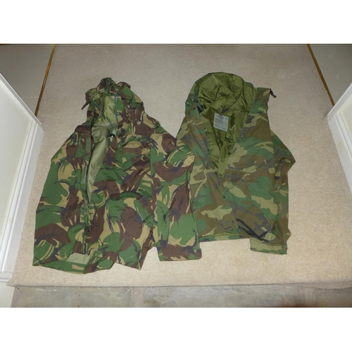 392 - A LARGE COLLECTION OF MILITARY/SHOOTING/FISHING CABOUFLAGE UNIFORMS AND A KIT BAG