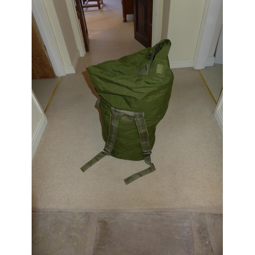 392 - A LARGE COLLECTION OF MILITARY/SHOOTING/FISHING CABOUFLAGE UNIFORMS AND A KIT BAG