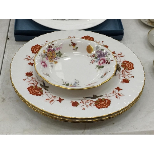 107 - A ROYAL CROWN DERBY 'DERBY POSIES' BOWL DIAMETER 16CM AND THREE ROYAL CROWN DERBY PLATES DIAMETER 26... 