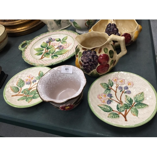 61 - A QUANTITY OF FLORAL CERAMICS TO INCLUDE ITALIAN PLANTERS, PLATES, A CERAMIC WATERING CAN, ETC