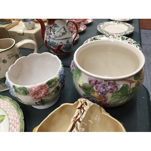 61 - A QUANTITY OF FLORAL CERAMICS TO INCLUDE ITALIAN PLANTERS, PLATES, A CERAMIC WATERING CAN, ETC