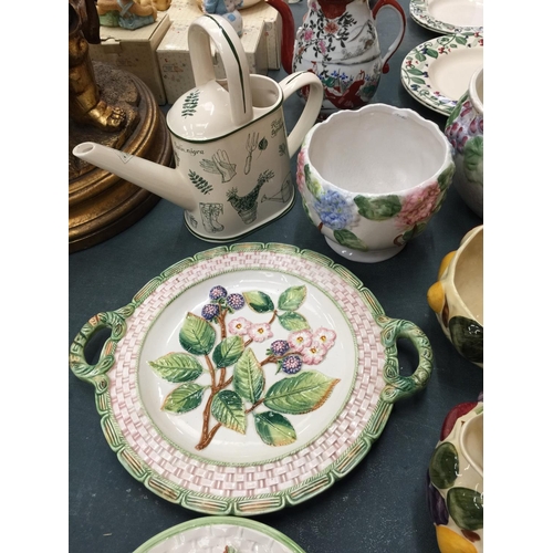 61 - A QUANTITY OF FLORAL CERAMICS TO INCLUDE ITALIAN PLANTERS, PLATES, A CERAMIC WATERING CAN, ETC