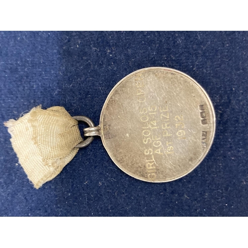 639 - TWO HALLMARKED SILVER ITEMS TO INCLUDE A SILVER MUSIC MEDAL AND A HALLMARKED SILVER SPOON WEIGHT 28G