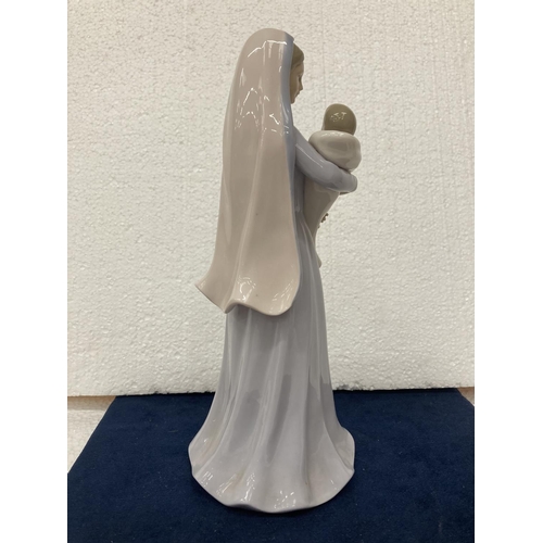 704 - A LEONARDO COLLECTION FIGURINE OF A NUN WITH CHILD - 27 CM