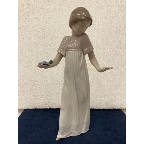 705 - A NAO BY LLADRO LADY WITH CANDLE FIGURINE (CANDLE MISSING) - TO LIGHT THE WAY - 26 CM