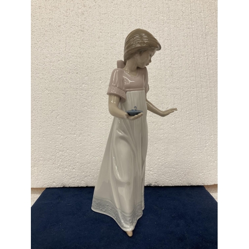 705 - A NAO BY LLADRO LADY WITH CANDLE FIGURINE (CANDLE MISSING) - TO LIGHT THE WAY - 26 CM