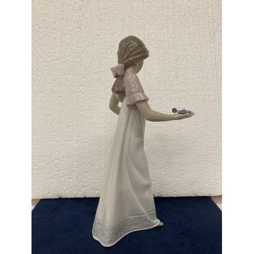 705 - A NAO BY LLADRO LADY WITH CANDLE FIGURINE (CANDLE MISSING) - TO LIGHT THE WAY - 26 CM