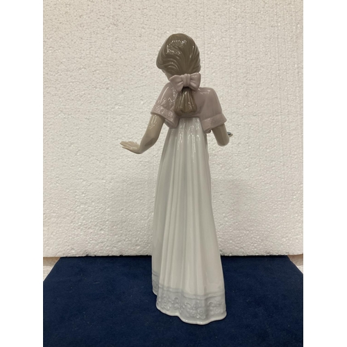 705 - A NAO BY LLADRO LADY WITH CANDLE FIGURINE (CANDLE MISSING) - TO LIGHT THE WAY - 26 CM