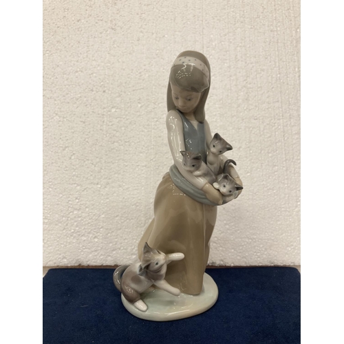 723 - A PORCELAIN LLADRO FIGURINE 