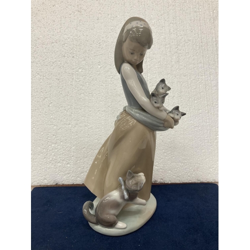 723 - A PORCELAIN LLADRO FIGURINE 