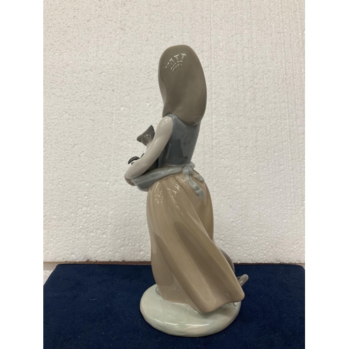 723 - A PORCELAIN LLADRO FIGURINE 