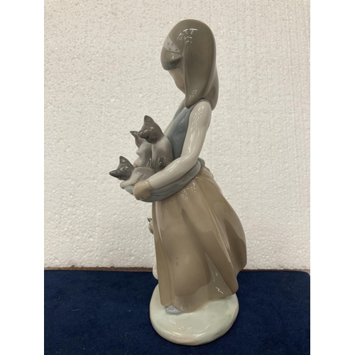 723 - A PORCELAIN LLADRO FIGURINE 