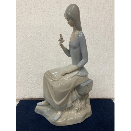 724 - A MIQUEL REQUENA LLADRO STYLE PORCELAIN FIGURINE OF A SITTING GIRL WITH A BIRD IN HER HAND - 28CM IN... 