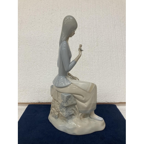 724 - A MIQUEL REQUENA LLADRO STYLE PORCELAIN FIGURINE OF A SITTING GIRL WITH A BIRD IN HER HAND - 28CM IN... 