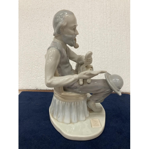 725 - A PORCELAIN FIGURINE OF A GENTLEMAN WITH DOG SMOKING A PIPE WHILST READING THE NEWSPAPER - SMALL CHI... 