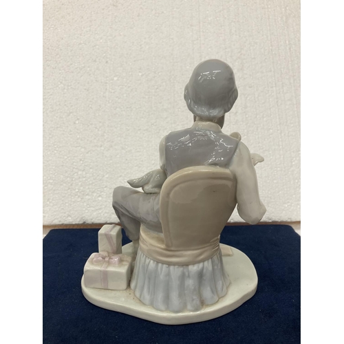 725 - A PORCELAIN FIGURINE OF A GENTLEMAN WITH DOG SMOKING A PIPE WHILST READING THE NEWSPAPER - SMALL CHI... 