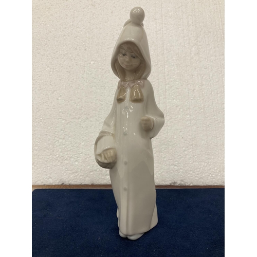 726 - A LLADRO HOODED SHEPERDESS FIGURINE OF A GIRL CARRYING A BASKET (MISSING HER STAFF) - 22CM IN HEIGHT