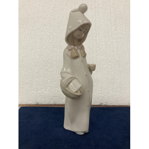 726 - A LLADRO HOODED SHEPERDESS FIGURINE OF A GIRL CARRYING A BASKET (MISSING HER STAFF) - 22CM IN HEIGHT