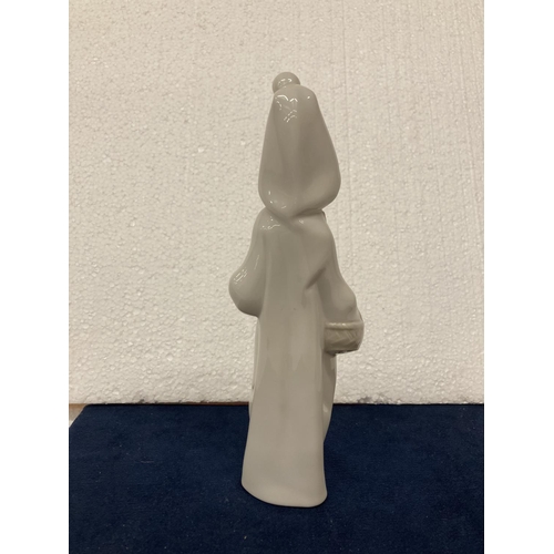 726 - A LLADRO HOODED SHEPERDESS FIGURINE OF A GIRL CARRYING A BASKET (MISSING HER STAFF) - 22CM IN HEIGHT