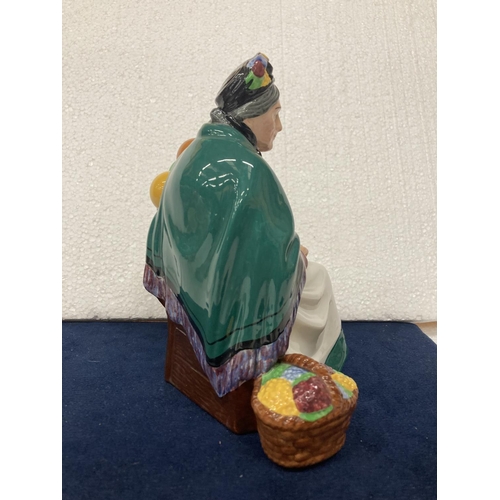 728 - A ROYAL DOULTON FIGURINE OF THE OLD BALLOON SELLER HN 1315 - HAND MADE AND HAND DECORATED - 19.5 CM