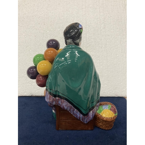 728 - A ROYAL DOULTON FIGURINE OF THE OLD BALLOON SELLER HN 1315 - HAND MADE AND HAND DECORATED - 19.5 CM