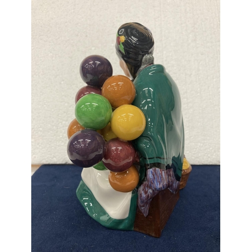 728 - A ROYAL DOULTON FIGURINE OF THE OLD BALLOON SELLER HN 1315 - HAND MADE AND HAND DECORATED - 19.5 CM