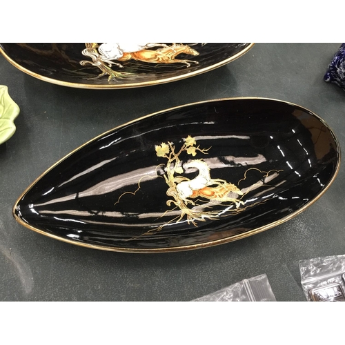 75 - TWO PIECES OF CROWN DEVON 'PEGASUS' IN BLACK AND A CROWN DEVON 'PEGASUS' VASE IN GOLD HEIGHT 17.5CM