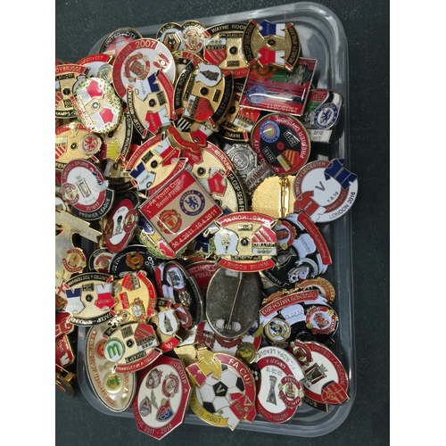 78 - A LARGE QUANTITY OF MANCHESTER UNITED 'CUP TIE' BADGES TO INCLUDE F. A. CUP, CHAMPIONS LEAGUE, TESTI... 