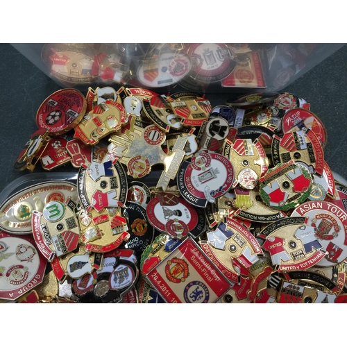 78 - A LARGE QUANTITY OF MANCHESTER UNITED 'CUP TIE' BADGES TO INCLUDE F. A. CUP, CHAMPIONS LEAGUE, TESTI... 