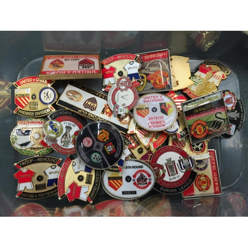 78 - A LARGE QUANTITY OF MANCHESTER UNITED 'CUP TIE' BADGES TO INCLUDE F. A. CUP, CHAMPIONS LEAGUE, TESTI... 