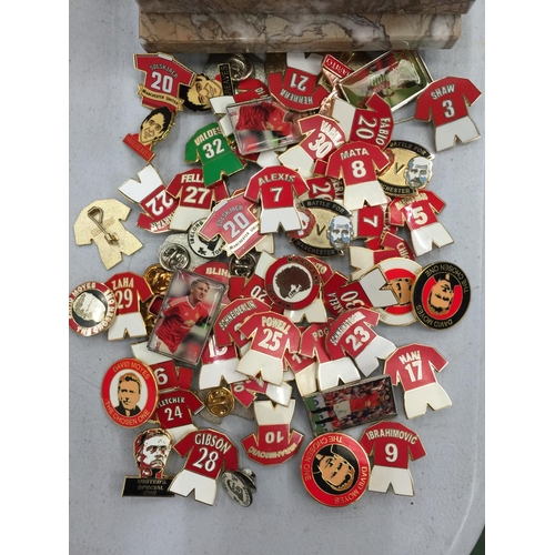 82 - A LARGE QUANTITY OF MANCHESTER UNITED BADGES TO INCLUDE PLAYERS SHIRT NUMBERS AND NAMES, MANAGERS, E... 