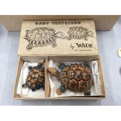 85 - A VINTAGE WADE 'VIKING VASE' AND BABY TORTOISES BOTH IN ORIGINAL BOXES