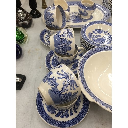 117 - A QUANTITY OF EMPIRE 'OLD WILLOW' PATTERN TO INCLUDE CUPS, SAUCERS, BOWLS, SERVING PLATE SAUCE JUGS,... 