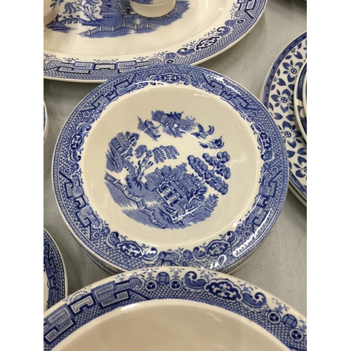 117 - A QUANTITY OF EMPIRE 'OLD WILLOW' PATTERN TO INCLUDE CUPS, SAUCERS, BOWLS, SERVING PLATE SAUCE JUGS,... 