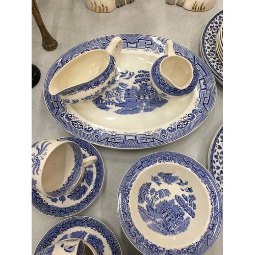 117 - A QUANTITY OF EMPIRE 'OLD WILLOW' PATTERN TO INCLUDE CUPS, SAUCERS, BOWLS, SERVING PLATE SAUCE JUGS,... 