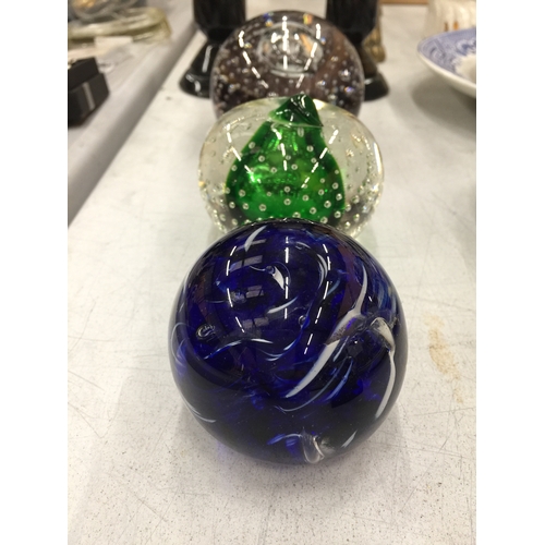 119 - THREE GLASS PAPERWEIGHTS, ONE LIMITED EDITION 566/1500 SIGNED PLUS A PAIR OF BLACK CANDLESTICKS HEIG... 