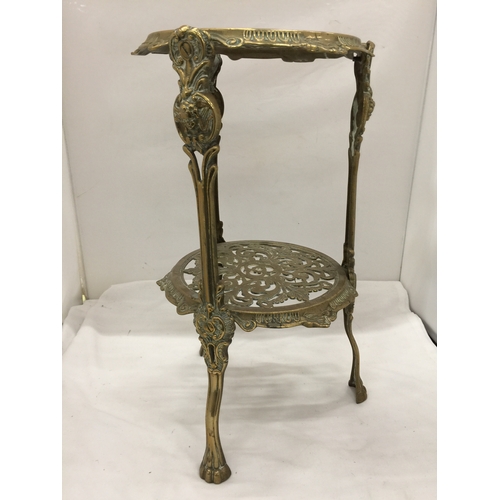 120 - A HEAVY BRASS PAN STAND WITH TWO SHELVES HEIGHT 44CM