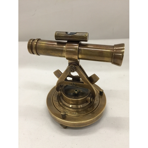 135 - A BRASS TELESCOPE AND COMPASS HEIGHT 10CM