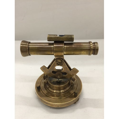 135 - A BRASS TELESCOPE AND COMPASS HEIGHT 10CM