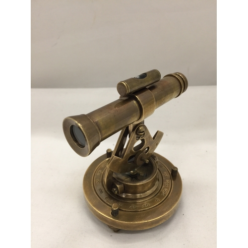 135 - A BRASS TELESCOPE AND COMPASS HEIGHT 10CM