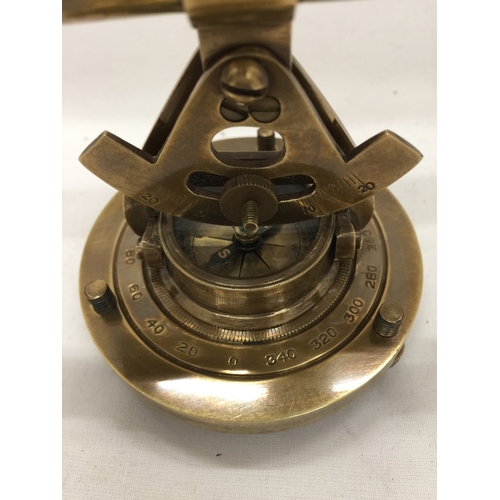 135 - A BRASS TELESCOPE AND COMPASS HEIGHT 10CM