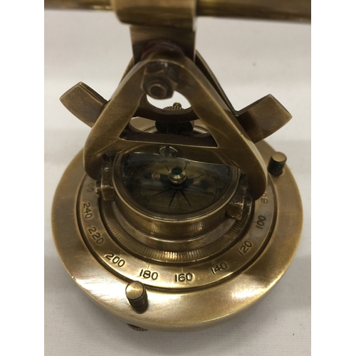 135 - A BRASS TELESCOPE AND COMPASS HEIGHT 10CM