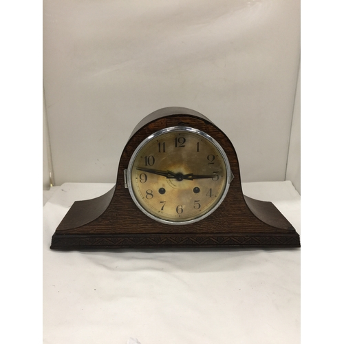 137 - A MAHOGANY CASED VINTAGE MANTLE CLOCK TO INCLUDE PENDULUM AND KEY