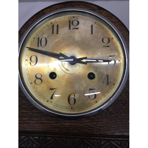 137 - A MAHOGANY CASED VINTAGE MANTLE CLOCK TO INCLUDE PENDULUM AND KEY