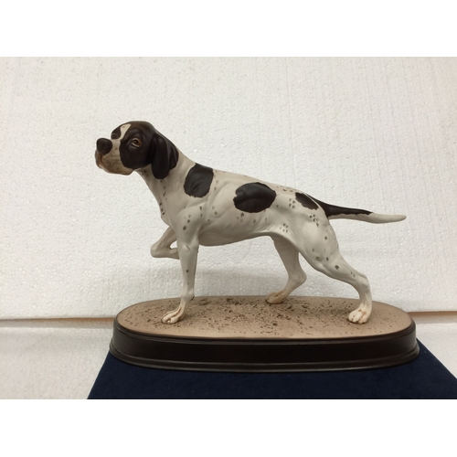 734 - A BESWICK POINTER DOG ON A PLINTH HEIGHT 21CM, LENGTH 29CM