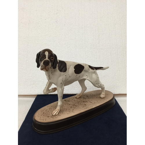 734 - A BESWICK POINTER DOG ON A PLINTH HEIGHT 21CM, LENGTH 29CM